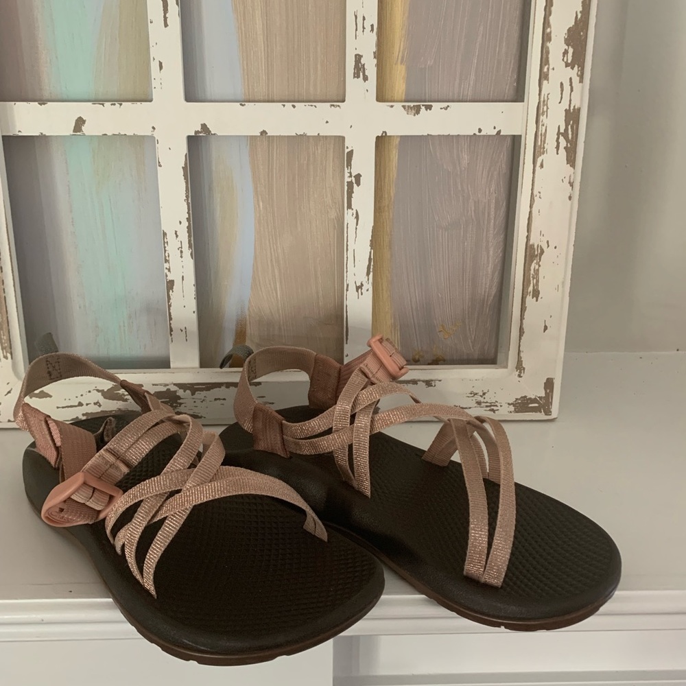 Womens Rose Gold Chacos. Youth size 5 or Women’s size 7. 25 cm length.
